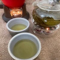 可能是泡茶器、茶和小木犀樹的圖像