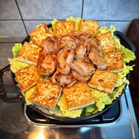 可能是肉排、麵、豆腐和火鍋的圖像