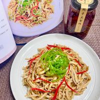 可能是拉麵、炒麵、麵、義大利麵和文字的圖像