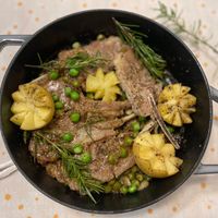 可能是肉排、燉小牛膝和文字的圖像