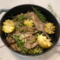 可能是燉小牛膝和肉排的圖像