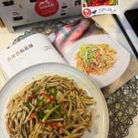 可能是鯷魚、炒麵、義大利麵和文字的圖像
