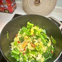 可能是北非小米飯、莙薘菜和綠葉甘藍的圖像