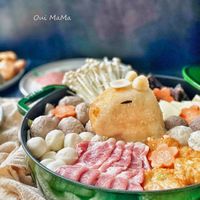 可能是火鍋、豆腐和顯示的文字是「 Oui MaMa 」的圖像