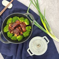可能是顯示的文字是「 STAUB S GOCOTTE coC LA STAUD STAUD M TUVIS 」的圖像