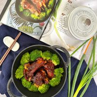 可能是豆腐、燉小牛膝和文字的圖像