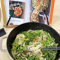 可能是義大利麵、拉麵和文字的圖像