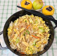 可能是炒飯、麵和炒麵的圖像