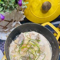 可能是‎燉小牛膝和‎顯示的文字是「 ‎STAUB ؟‎ 」‎‎ 的圖像