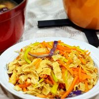 可能是豆腐和炒麵的圖像