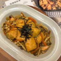 可能是拉麵、香菇、豆腐、義大利麵、炒麵和文字的圖像