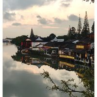 可能是湖泊、暮光和文字的圖像