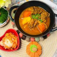 可能是肉排、燉小牛膝和文字的圖像