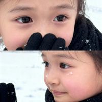 可能是小孩、牛角扣大衣和顯示的文字是「 meite 」的圖像