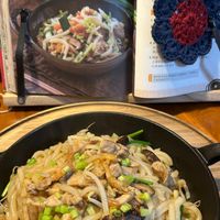 可能是炒麵、拉麵、香菇、義大利麵和文字的圖像