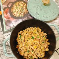 可能是北非小米飯、炒飯、豆煮玉米和文字的圖像