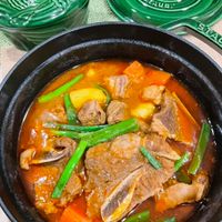 可能是燉小牛膝、肉排和文字的圖像
