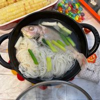 可能是麵、火鍋、拉麵和顯示的文字是「 See's See's, 」的圖像