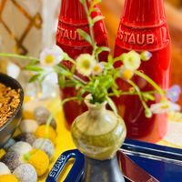 可能是餐巾環和顯示的文字是「 AU ISTAUB STAUB STAUB 」的圖像