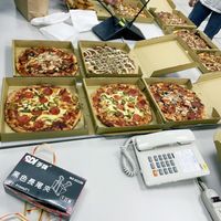 可能是披薩和文字的圖像
