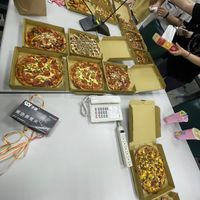 可能是披薩和文字的圖像