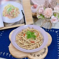 可能是義大利麵和顯示的文字是「 o AU 以系 Staw 」的圖像