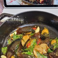 可能是快炒、香菇、燉小牛膝和文字的圖像