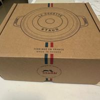 可能是顯示的文字是「 COCOTTE STAUB FB MADEINFRANCE MADE FABRIQUE FABRIQUÉENFRANCE EN FRANCE IN FRANCE 」的圖像