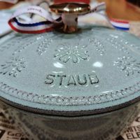 可能是泡茶器和顯示的文字是「 STAUB fFa TSUBIS JBIS ELECTRI 」的圖像