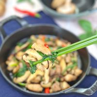 可能是豆腐、香菇和炒麵的圖像