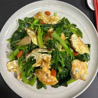 可能是水波蛋、莙薘菜和豆腐的圖像