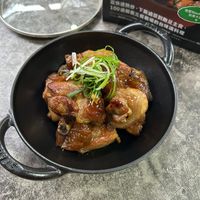 可能是燉小牛膝和文字的圖像
