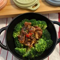 可能是燉小牛膝、肉排和文字的圖像