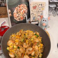 可能是炒飯、西班牙大鍋飯和文字的圖像