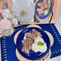 可能是水果塔、半圓形餡餅和文字的圖像