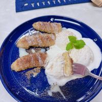 可能是水果塔、法式吐司、半圓形餡餅和鹹漬魚的圖像