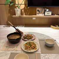 可能是炒飯、義大利麵、粥、豆腐和文字的圖像