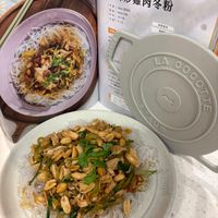 可能是豆腐、麵、炒麵、拉麵和文字的圖像