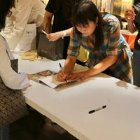 可能是一或多人、大家在讀書、書籍和文字的圖像
