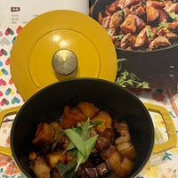 可能是燉小牛膝、豆腐、火鍋和文字的圖像