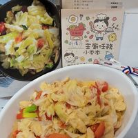 可能是炒麵、拉麵、義大利麵、豆腐和文字的圖像
