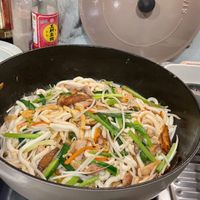 可能是炒麵、拉麵、麵和文字的圖像