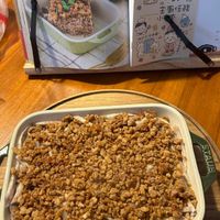可能是脆皮奶酥蛋糕和文字的圖像