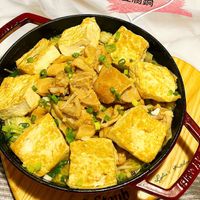 可能是豆腐和顯示的文字是「味噌雞肉 豆腐鍋 Kitch Lylia'c ያ 」的圖像