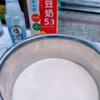 可能是豆腐和顯示的文字是「 B 知 厚 美 E อย ወ 電営車 豆 奶 5.3 梅 塩 ভ 」的圖像