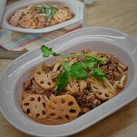 可能是炒麵、香菇和豆腐的圖像