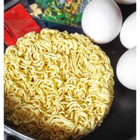 可能是炒麵、拉麵、水波蛋、義大利麵和文字的圖像
