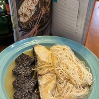 可能是拉麵、豆腐、麵和文字的圖像