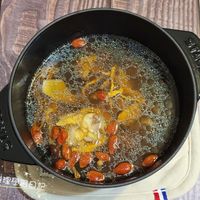 可能是燉小牛膝和文字的圖像