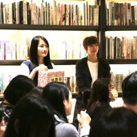 可能是一或多人、大家在讀書和顯示的文字是「特」的圖像
